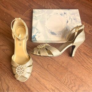 Tesori elegant gold glitter heels with jeweled embellishment size 37 (US 7)